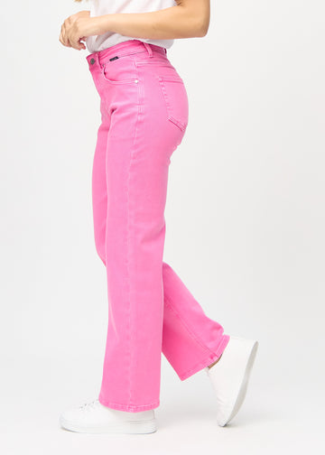 Lyserøde loose jeans set fra siden på model.