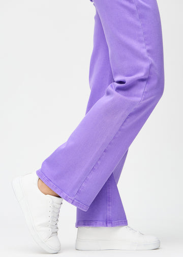 Anklerne på en model, så man kan se, hvor løst jeansene sidder.