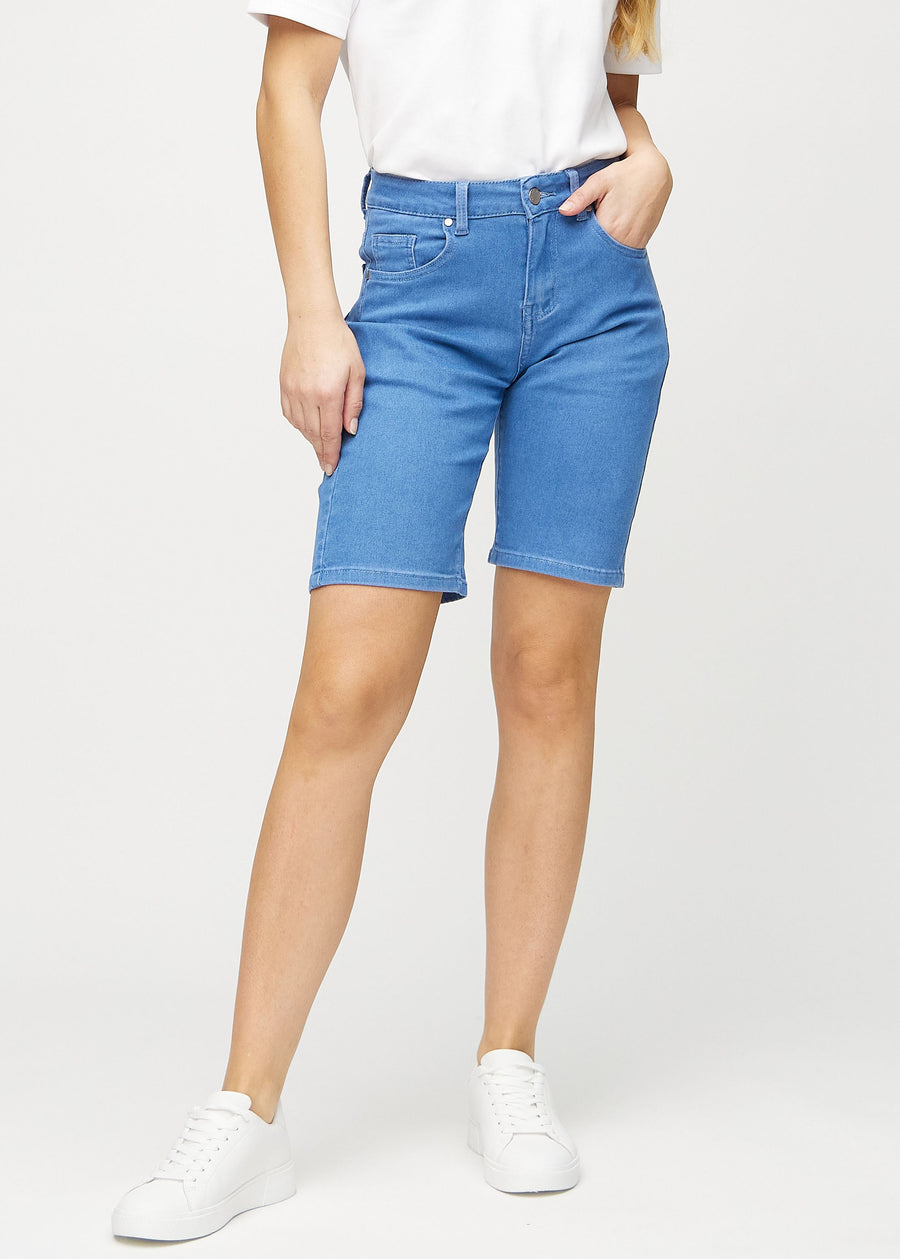 Blå regular middle shorts, modelnavn Geraniums, som går lige ned langs benet og slutter lige over knæet, set forfra.