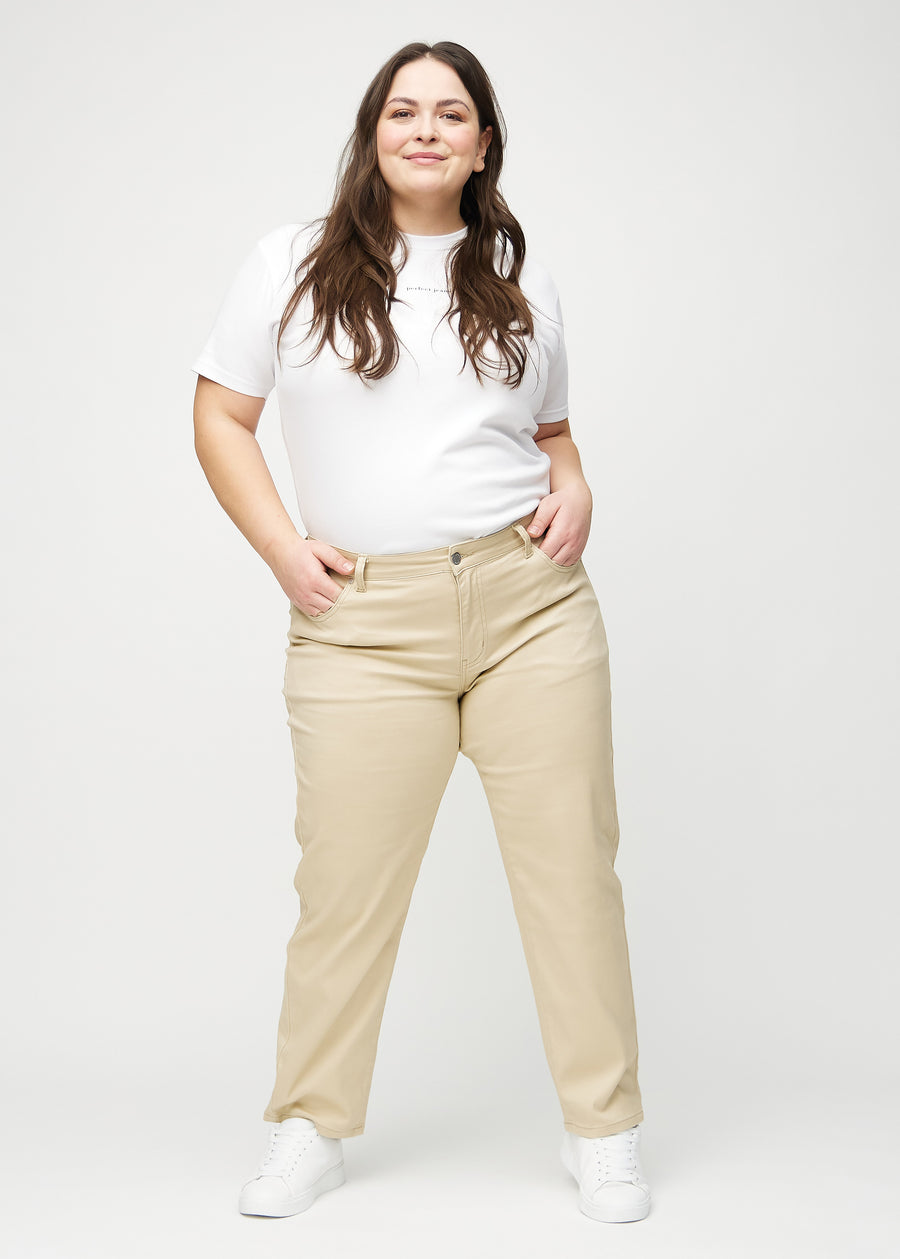 Fuldt billede af en plus-size model i beige regular jeans.