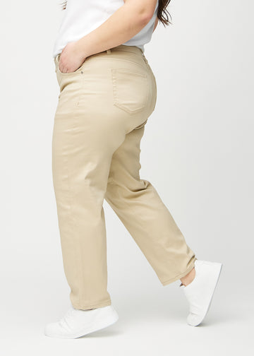 Beige regular jeans set fra siden på en plus-size model.