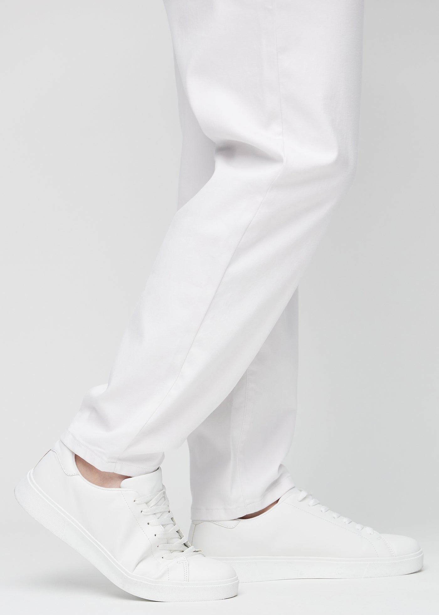 Anklerne på en plus-size model, så man kan se, hvor løst jeansene sidder.