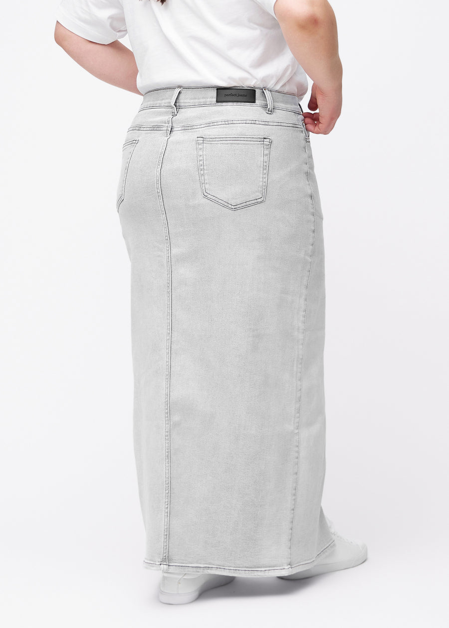 Lang, lysegrå denimnederdel i farven Ashes med regulær pasform set bagfra på plus-size model, så hele nederdelens længde kan ses.