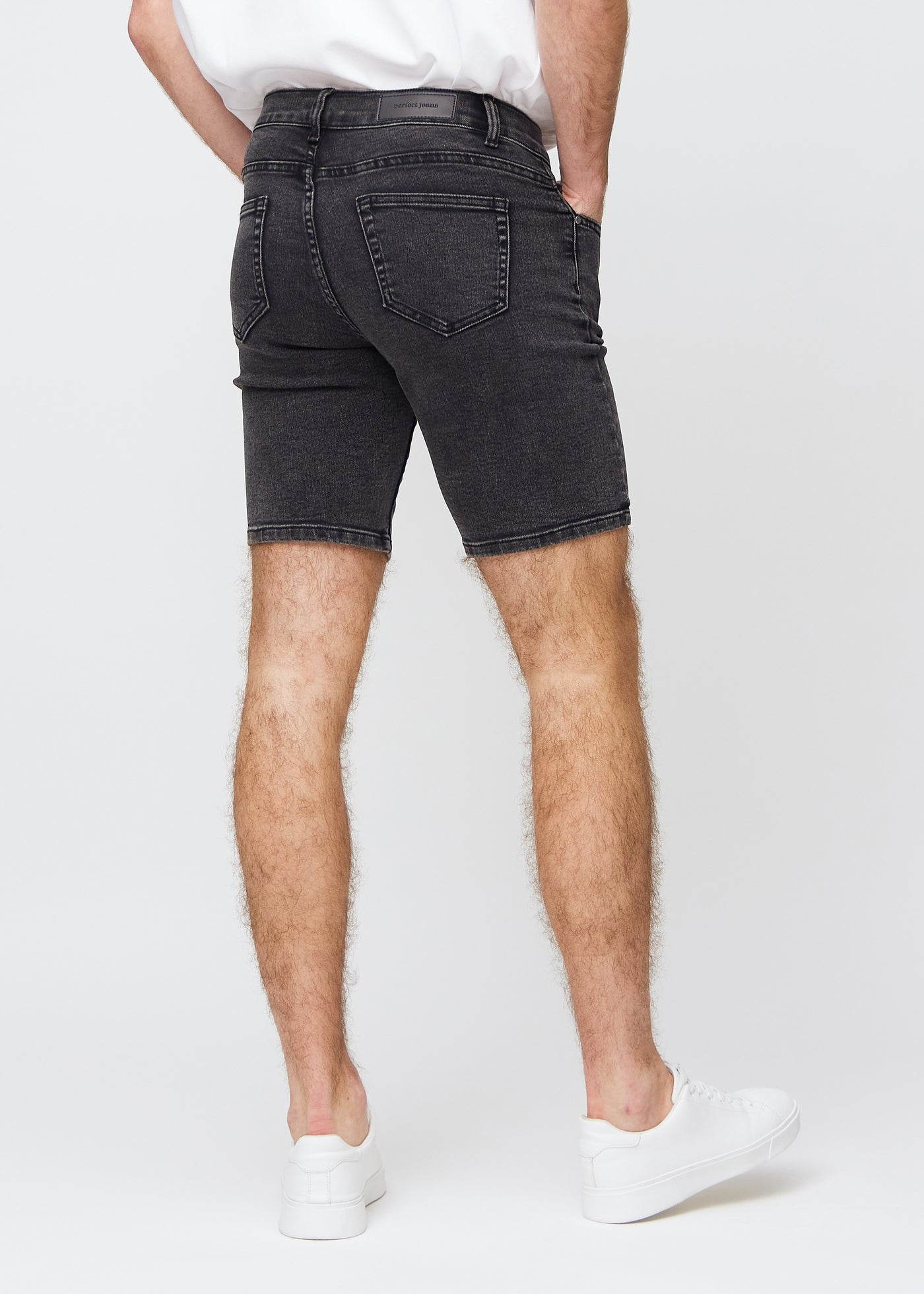 Mørkegrå denim regular middle shorts set bagfra, så man kan se hele produktet.