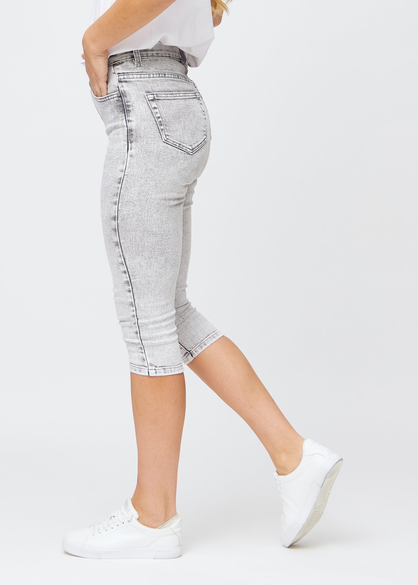 Lysegrå denim skinny capris set fra siden på model.