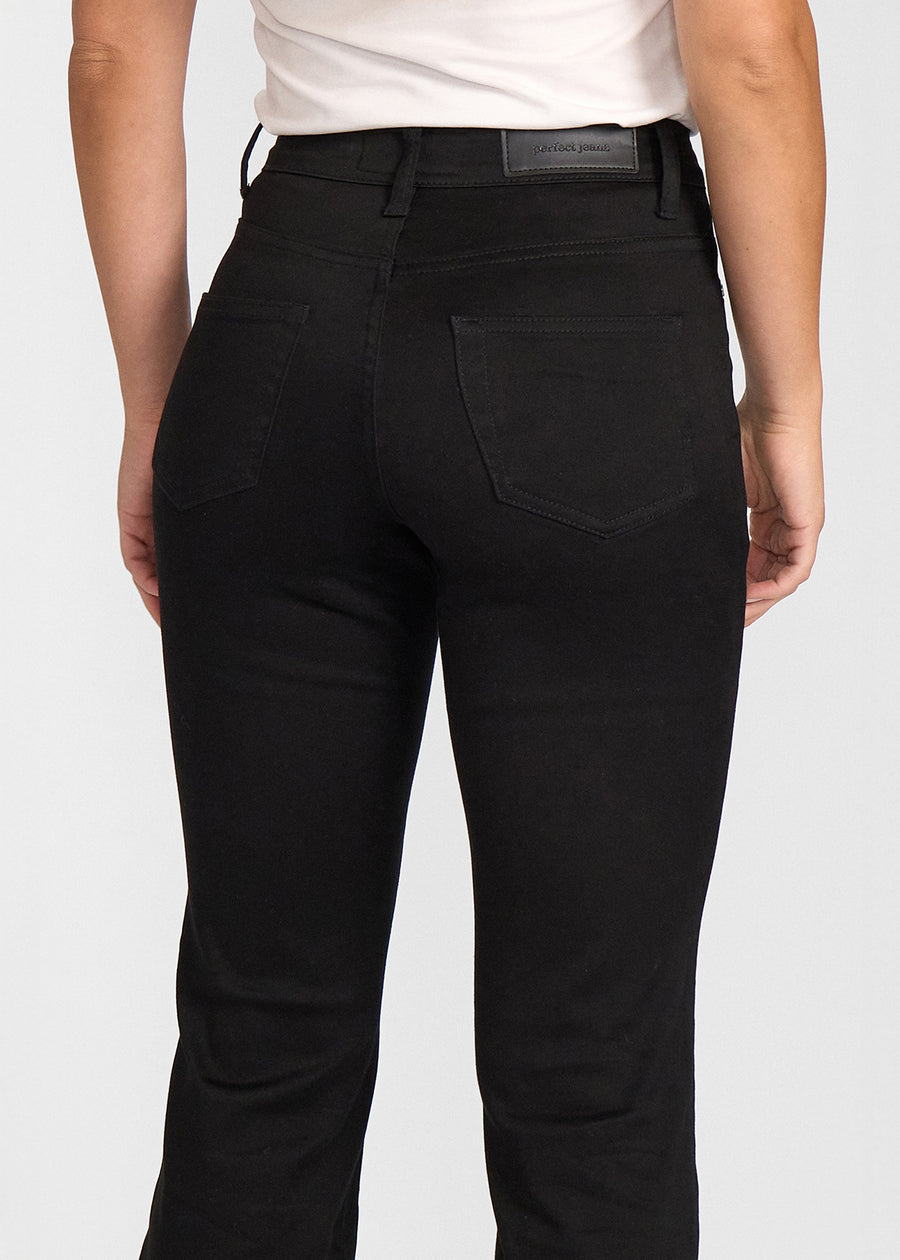 Sort bootcut jeans, modelnavn Ravens, som sidder tæt om hofter og lår med et let svaj fra knæet og ned, set bagfra tæt på for at vise detaljer.