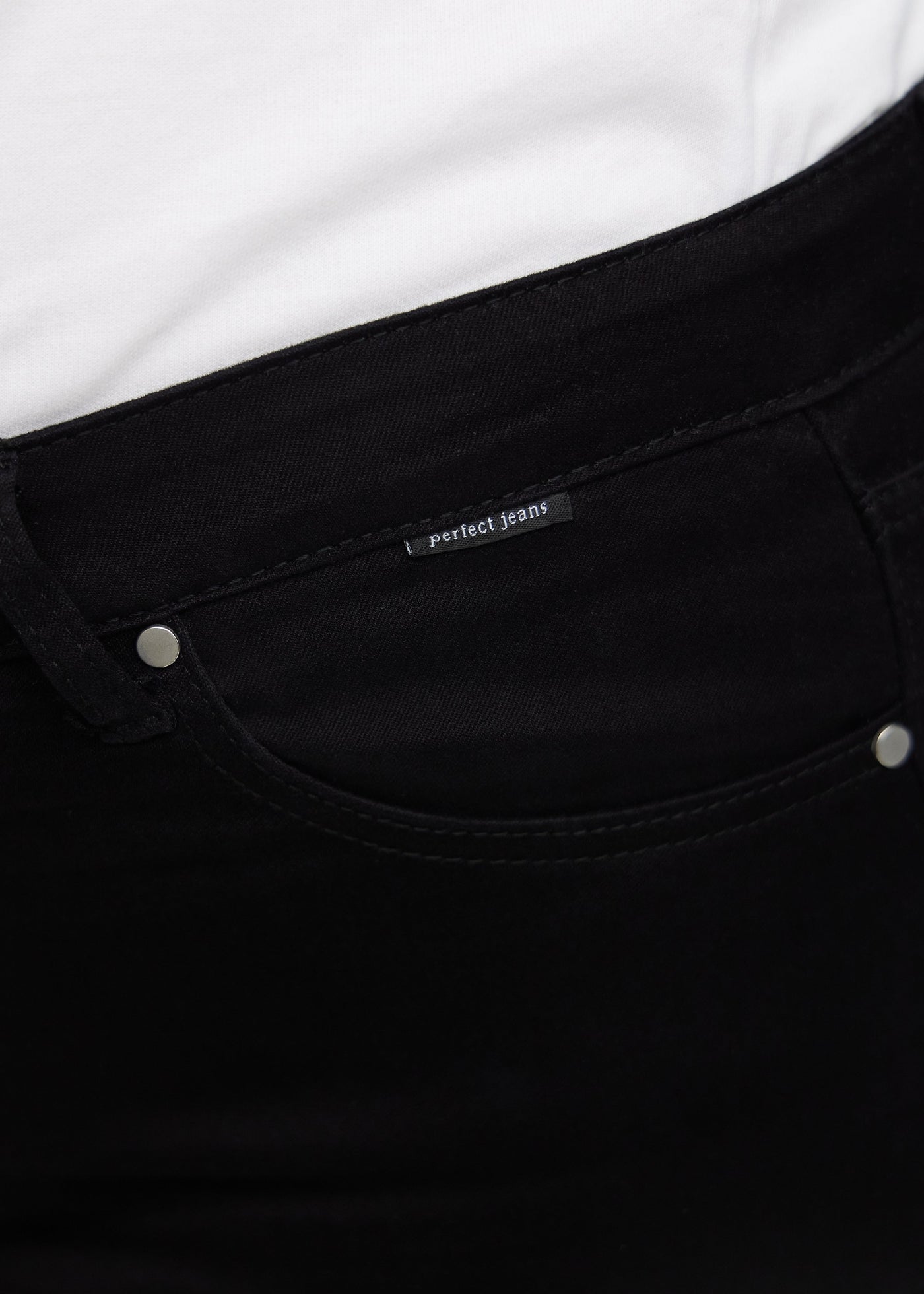 Forlommen på et par sorte regular middle shorts, hvor man kan se logoet på en plus-size model.