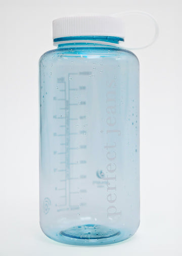 Gennemsigtig vandflaske i lyseblå plast med hvidt låg og logo.