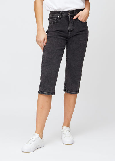 Mørkegrå denim regular capris, modelnavn Shadows, som sidder lige til benet og slutter lige under knæet, set forfra.