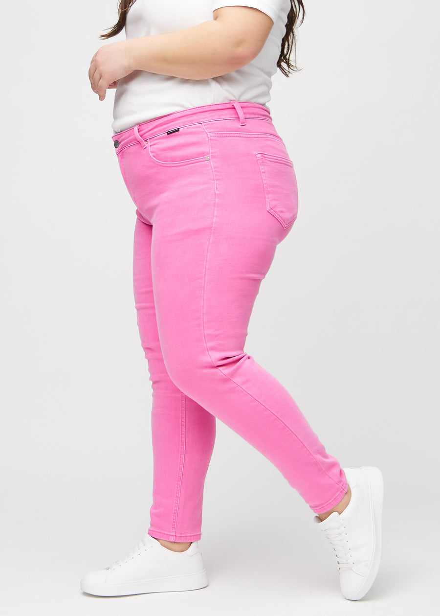 Lyserøde slim jeans set fra siden på en plus-size model.