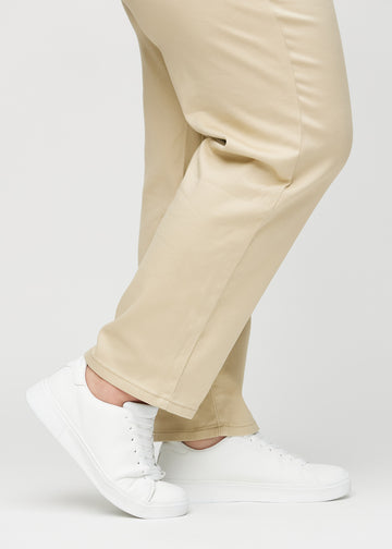 Anklerne på en plus-size model, så man kan se, hvor løst jeansene sidder.