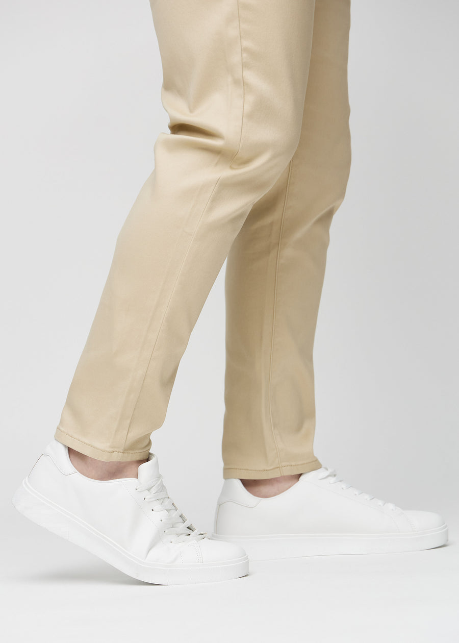 Anklerne på en plus-size model, så man kan se, hvor tæt jeansene sidder.