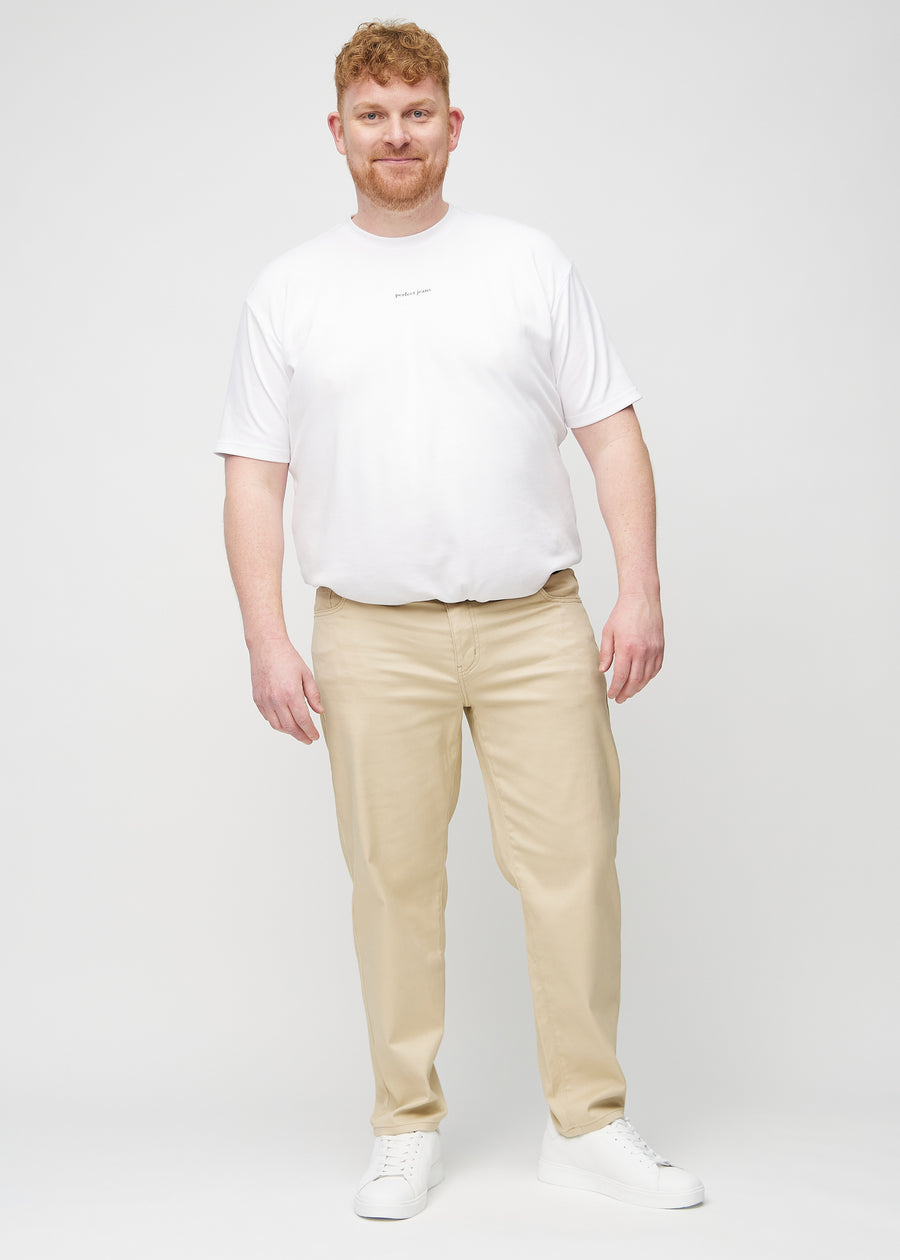 Fuldt billede af en plus-size model i beige regular jeans.