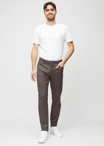 Fuldt billede af model i gråbrune regular jeans.