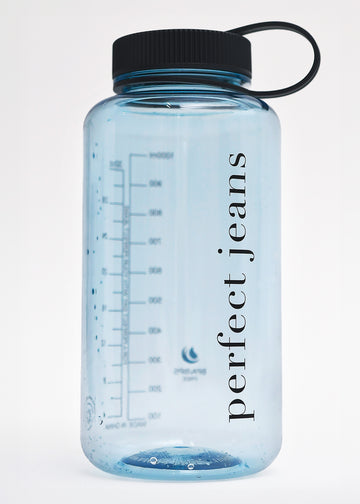 Gennemsigtig vandflaske i lyseblå plast med sort låg og logo.