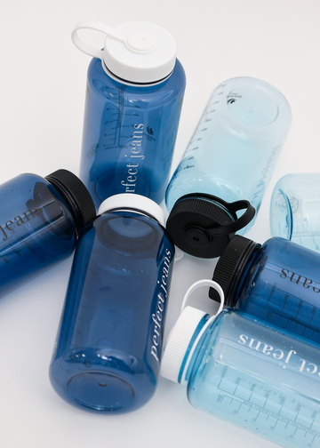 Fire forskellige varianter af blå vandflasker fra Perfect Jeans.
