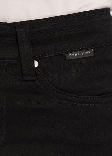 Nærbillede af sort jeansmateriale med Perfect Jeans logoetiket ved forlommekanten.