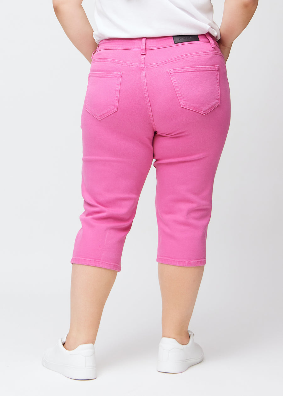 Lyserøde slim capris set bagfra på en plus-size model – tydeligt billede af hele produktet og lommer.