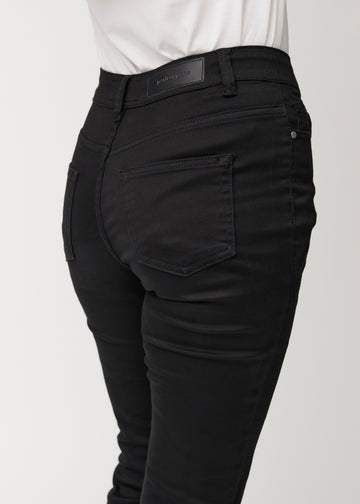 Sorte mid-rise bootcut jeans set bagfra tæt på for at vise detaljer.