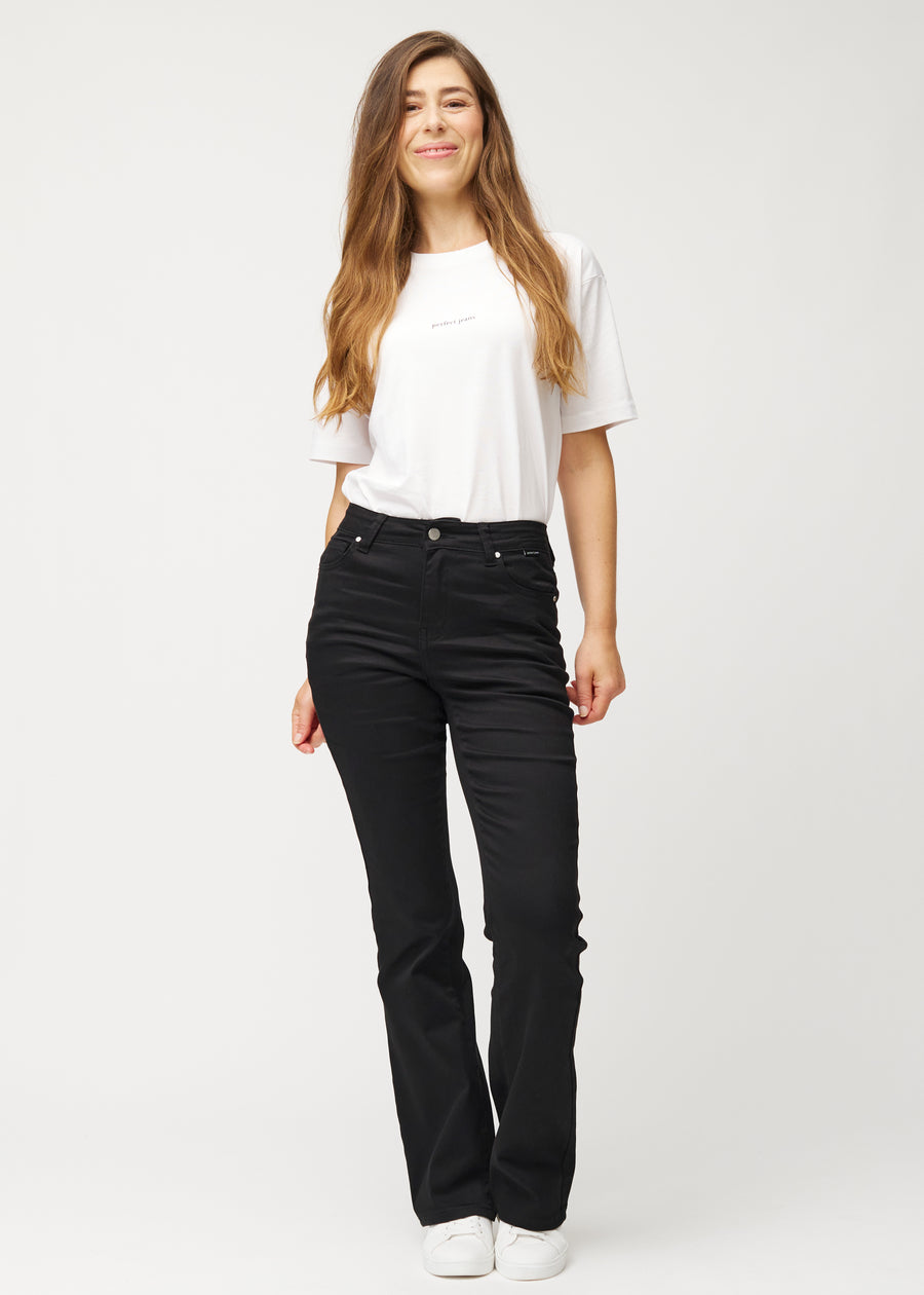 Fuldt billede af model i sorte mid-rise bootcut jeans.
