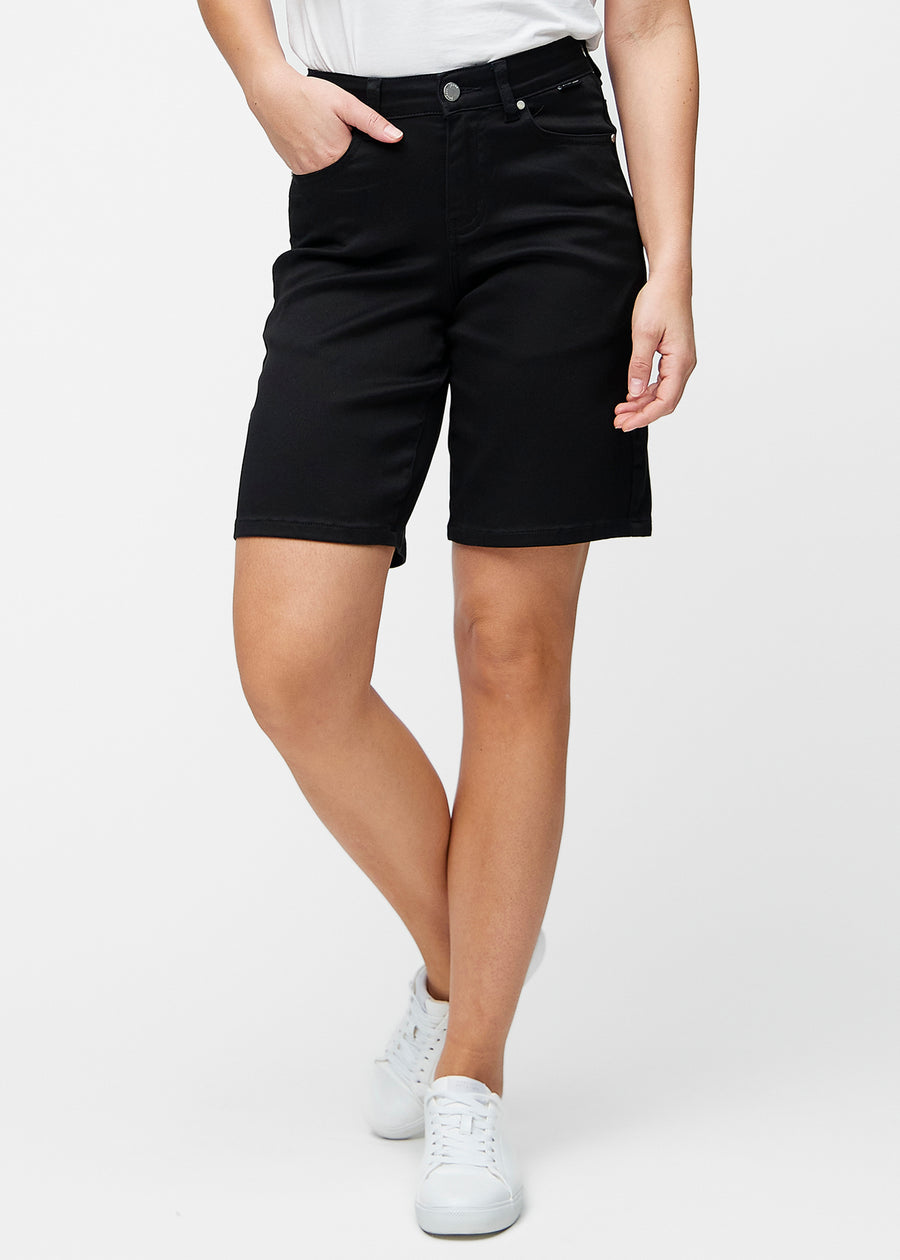 Løse, sorte shorts i farven Ravens, der sidder til ved hoften og falder løst ned over lårene til lige over knæet, set forfra.