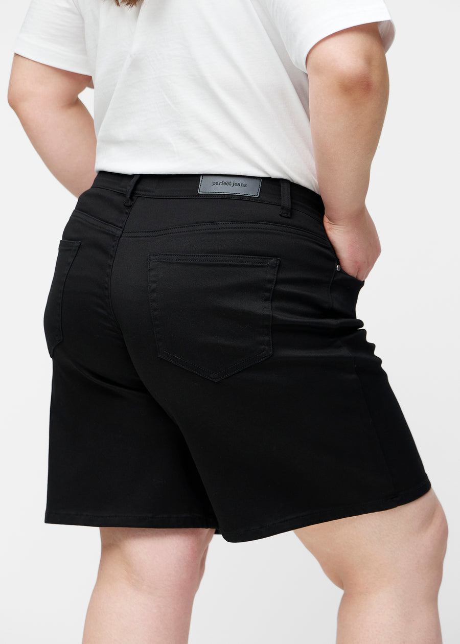 Løse, sorte shorts i farven Ravens set bagfra tæt på på plus-size model for at vise pasform og detaljer.