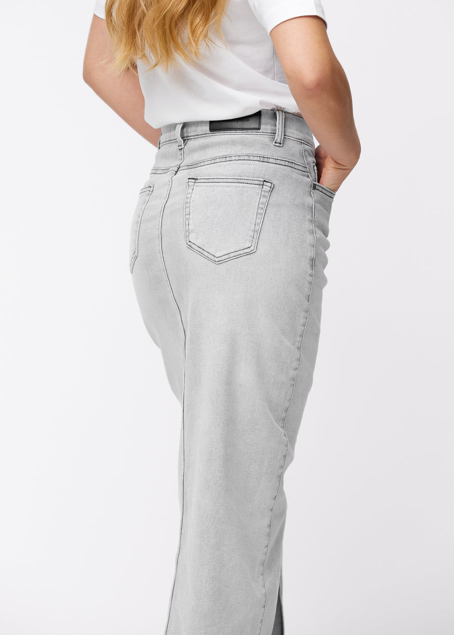 Lang, lysegrå denimnederdel i farven Ashes set bagfra tæt på for at vise pasform og detaljer.