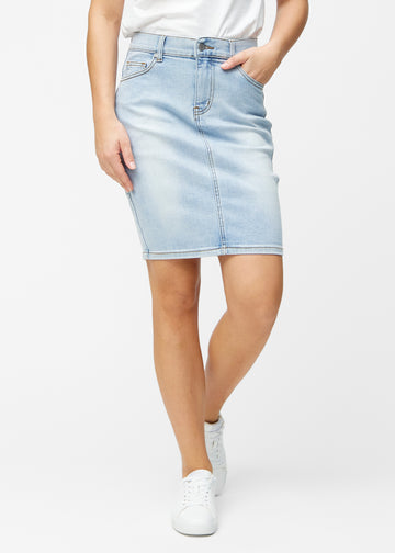 Lyseblå, tætsiddende og knælang denimnederdel i farven Waves set forfra.