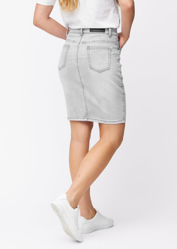 Lysegrå, tætsiddende og knælang denimnederdel set bagfra, så hele produktet kan ses.