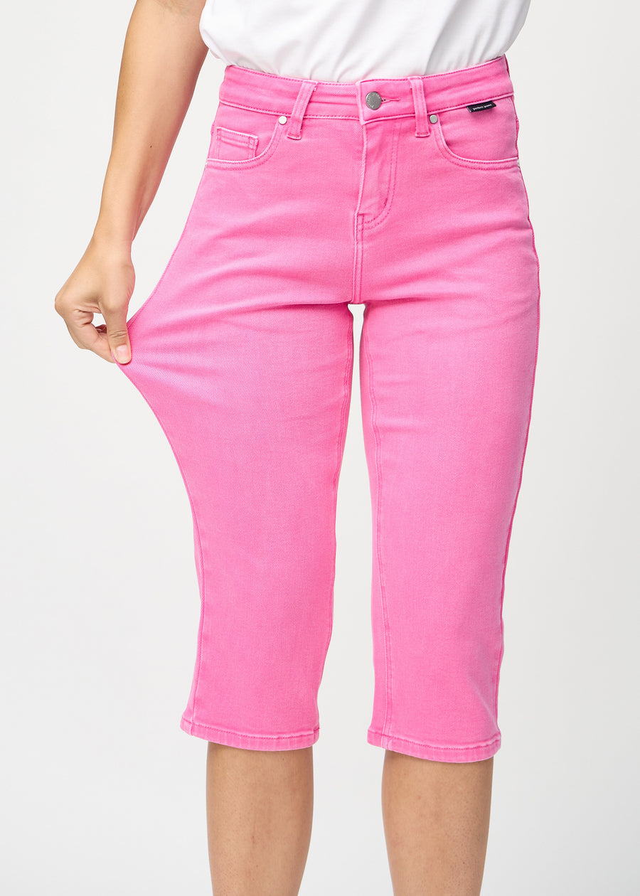 The model stretches the capris at the thigh to show the stretch.