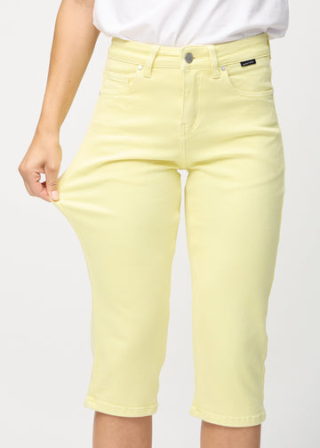 The model stretches the capris at the thigh to show the stretch.