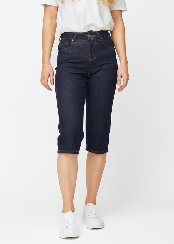 Deep dark blue denim capris for women in the colour Midnights with a regular fit, sitting at the hips and falling more straight down the legs, seen from the front.