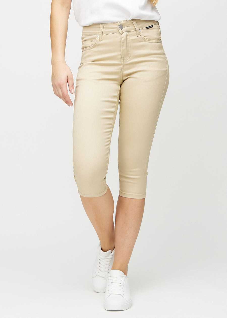 Beige skinny capris, model name Gazelles, which fit close to the leg and end just below the knee, seen from the front.