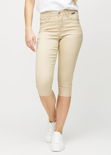 Beige skinny capris, model name Gazelles, which fit close to the leg and end just below the knee, seen from the front.