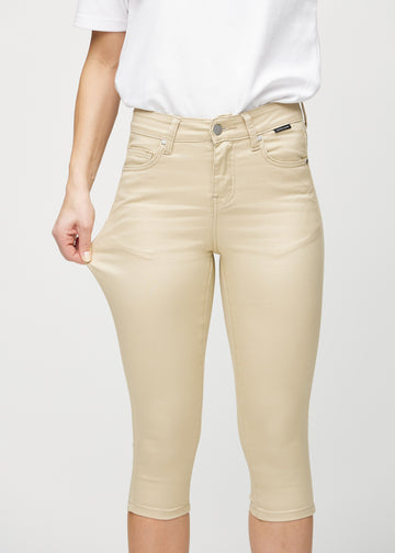 The model stretches the capris at the thigh to show the stretch.