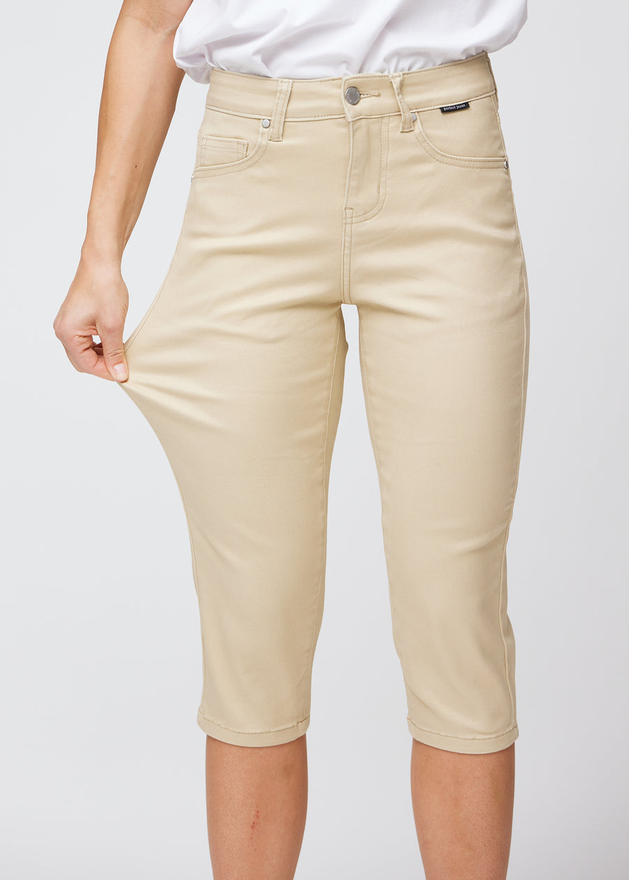  The model stretches the capris at the thigh to show the soft and flexible stretch.
