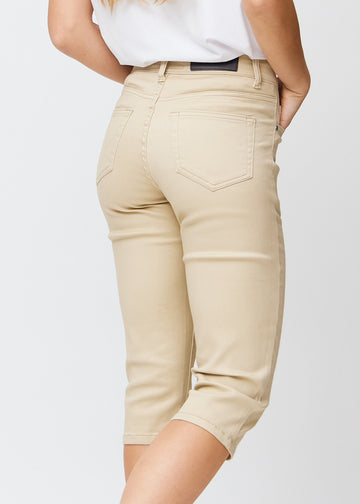 Close-up image of the beige slim capris from the back, so details and pockets can be clearly seen.