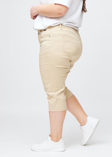  Beige slim capris in the colour Gazelles, seen from the side on a plus-size model.