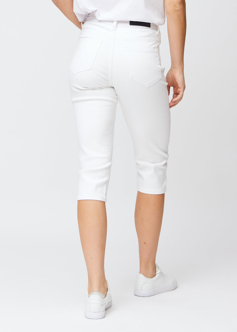 Slim capris for women in white jeans fabric, color Marguerites. Back view on a model, showing the fit, length and back pockets.