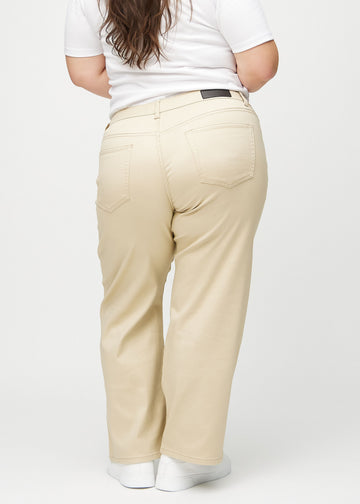 Loose jeans for women in beige, color Gazelles. Back view on a plus-size model, showing the overall relaxed fit.
