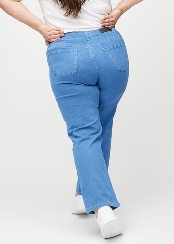 Blue loose jeans seen from the back on a plus-size model, so the entire product can be seen.
