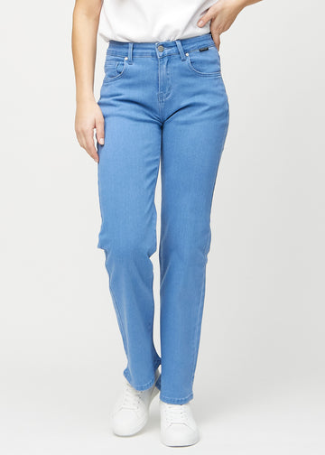 Blue loose jeans, model name Geraniums, which is loose-fitting with plenty of width in the legs, seen from the front.