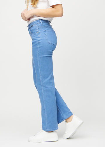 Blue loose jeans seen from the side on a model.