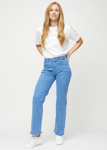 Full image of model in blue loose jeans.