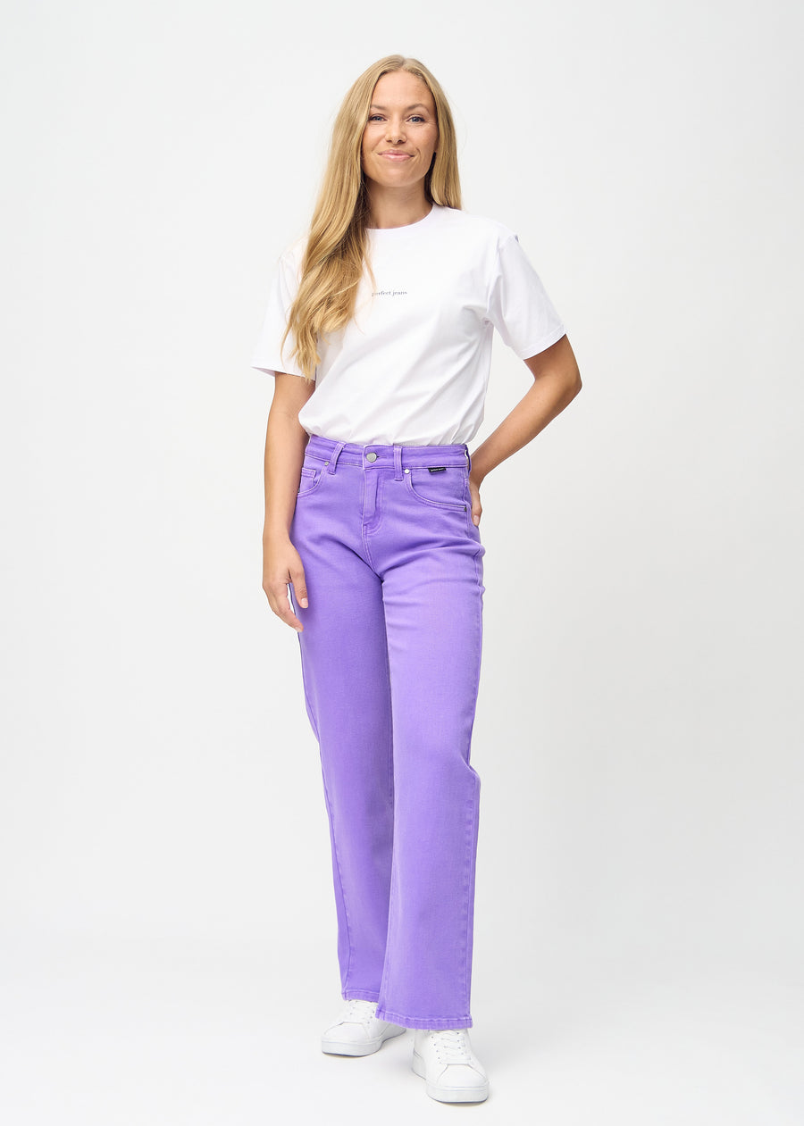 Loose jeans for women in purple, color Lavenders. Full-length view of a model wearing the loose-fit jeans.