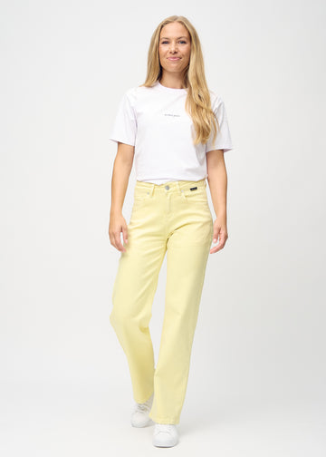 Loose jeans for women in light yellow, color Lemonades. Full-length view of a model wearing the loose-fit jeans.