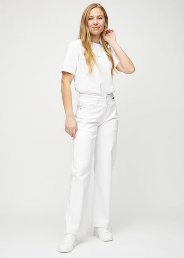 Loose jeans for women in white, color Marguerites. Full-length view of a model wearing the loose-fit jeans.