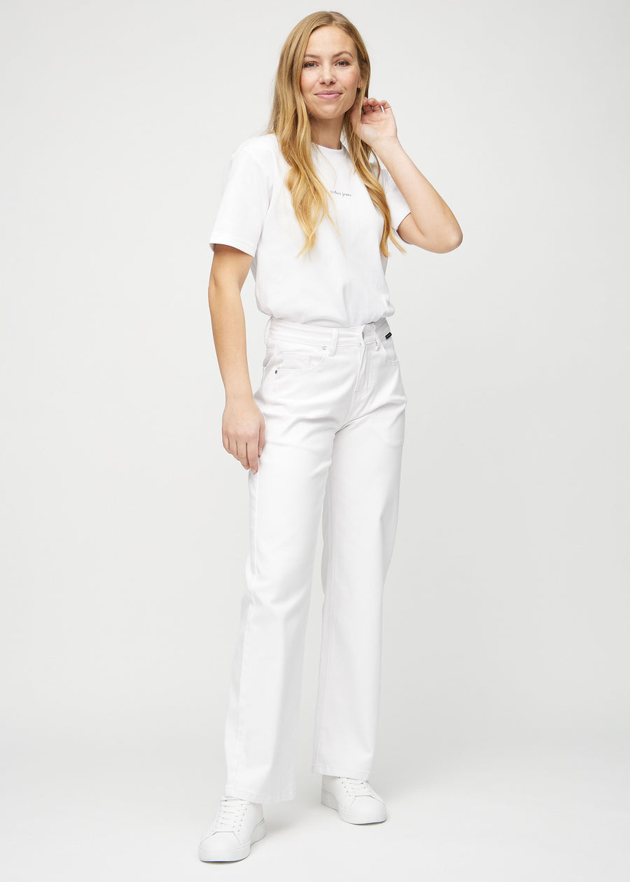 Loose jeans for women in white, color Marguerites. Full-length view of a model wearing the loose-fit jeans.