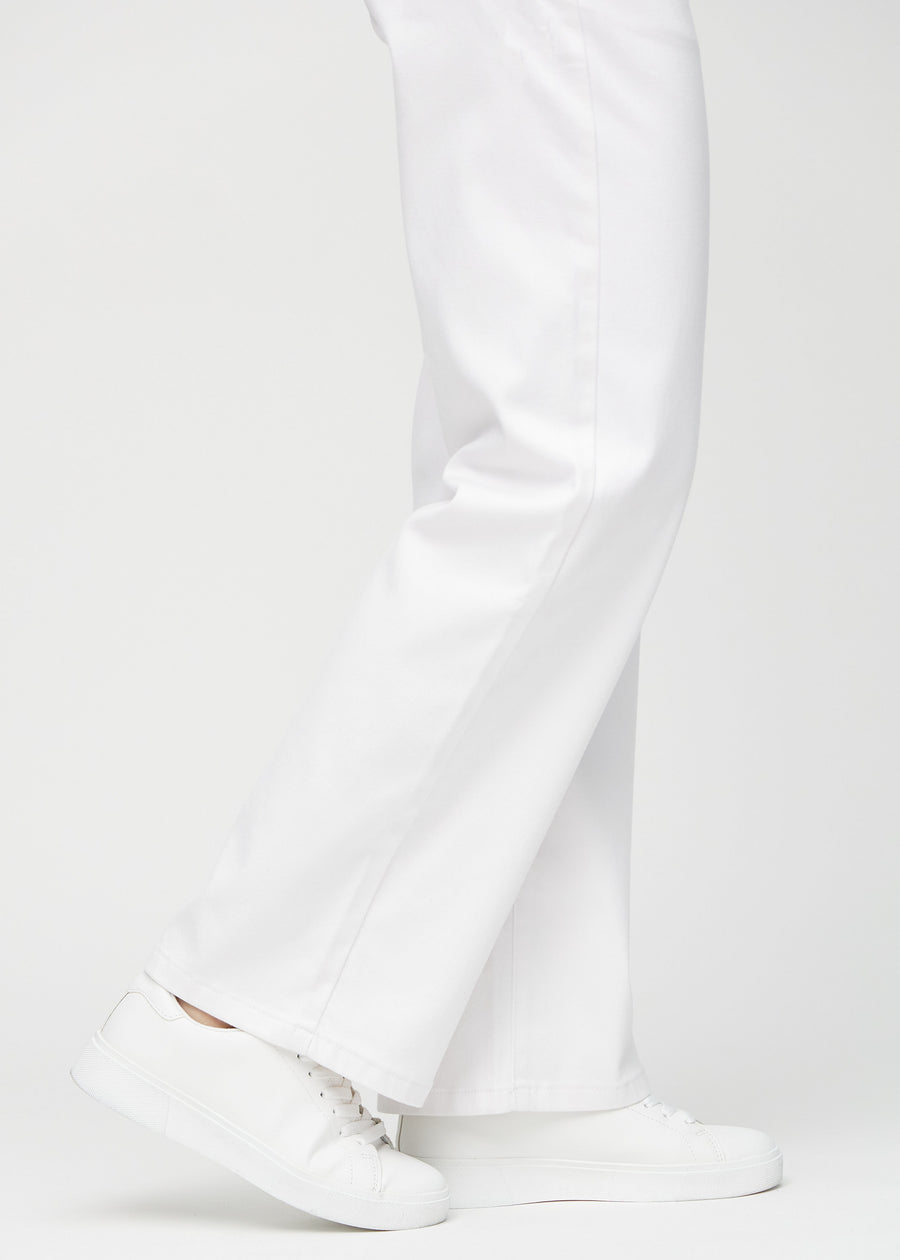 Loose jeans for women in white, color Marguerites. Close-up at the ankles on a model, showing the wide leg openings.
