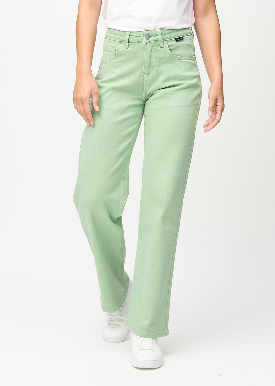 Light green loose jeans, model name Mints, which are loose-fitting with plenty of width in the legs, seen from the front.